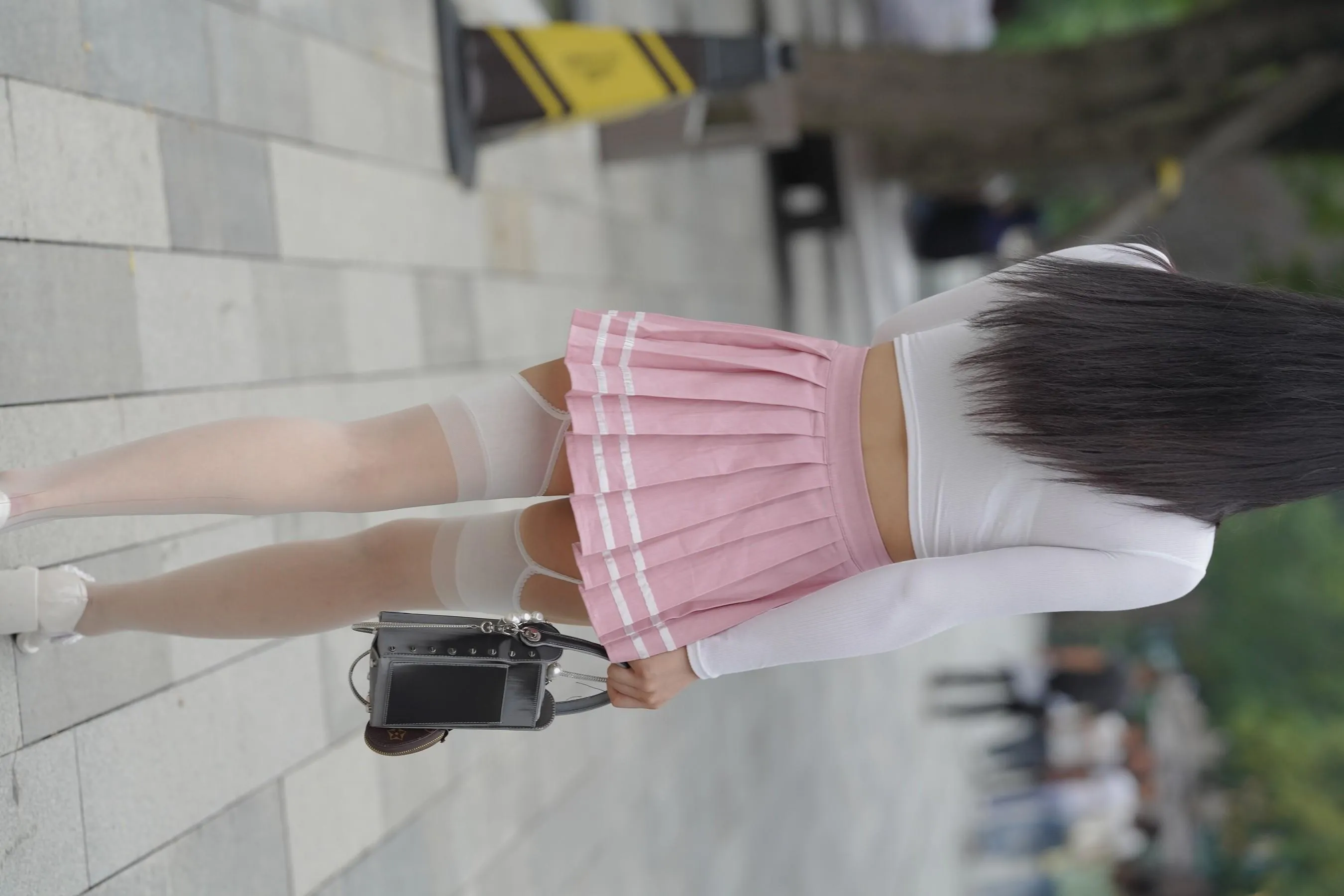 魔镜街拍 NO.161 街拍白丝吊带袜美女 [109P]插图5